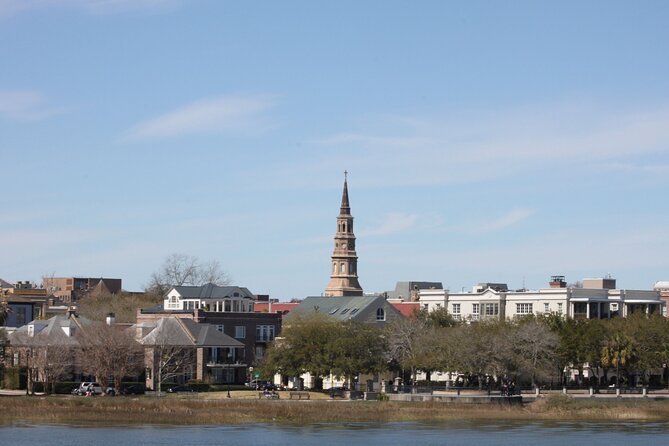 1.5-Hour Charleston Harbor Cruise with Live Narration - Fort Sumter, Castle Pinckney, and USS Yorktown: The Story Behind the Sights