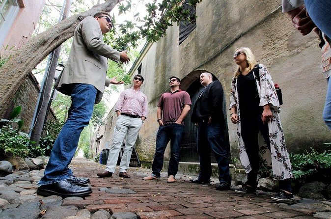 Charleston Historical Walking Tour: Pirates, Patriots, and More - What the guide actually does (and why it matters on a walking tour)