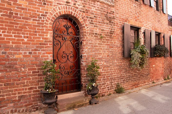 Charleston in a Nutshell Private Tours - St. Michael’s Church: old downtown, constitutional names
