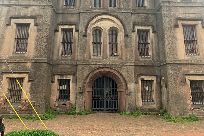 Charleston's Haunted Ghost Tour - Solo Smart Phone Guided Tour - Start at 122 E Bay St: using the WalknTours app to stay found