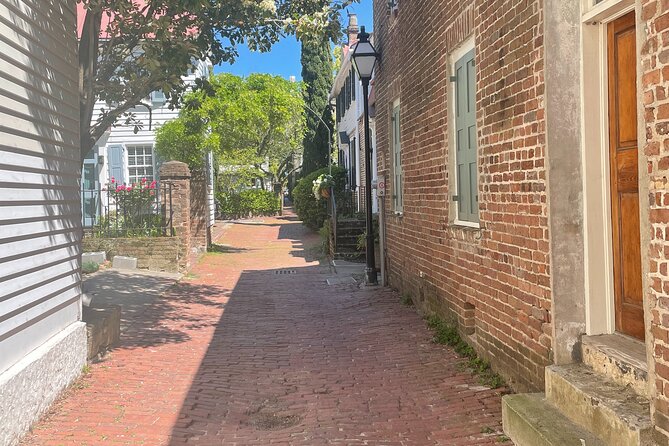Charleston Self Guided Walking Tour - How the WalknTours app experience feels on the street